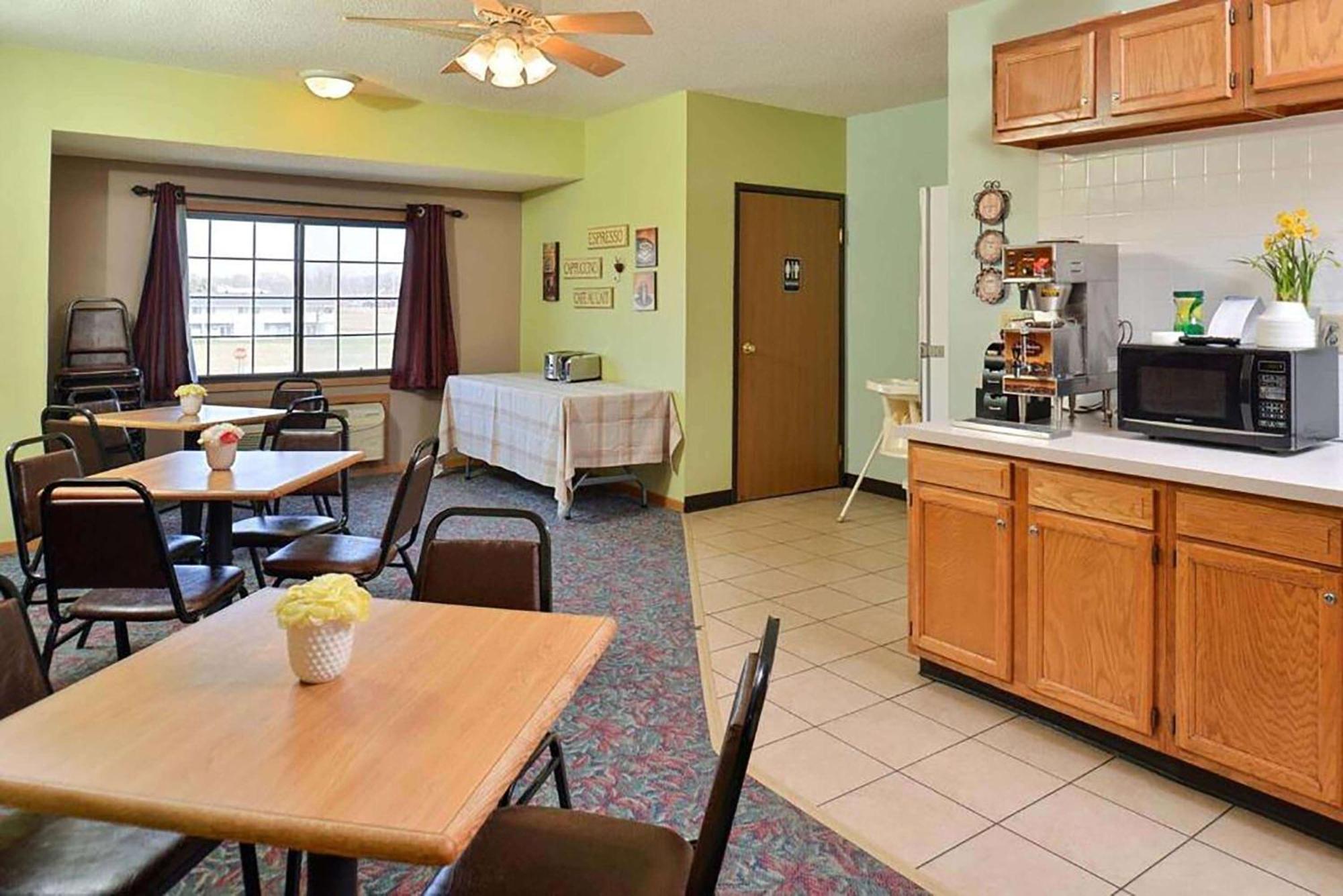 Sauk River Inn & Suites, A Travelodge By Wyndham Sauk Centre Екстериор снимка